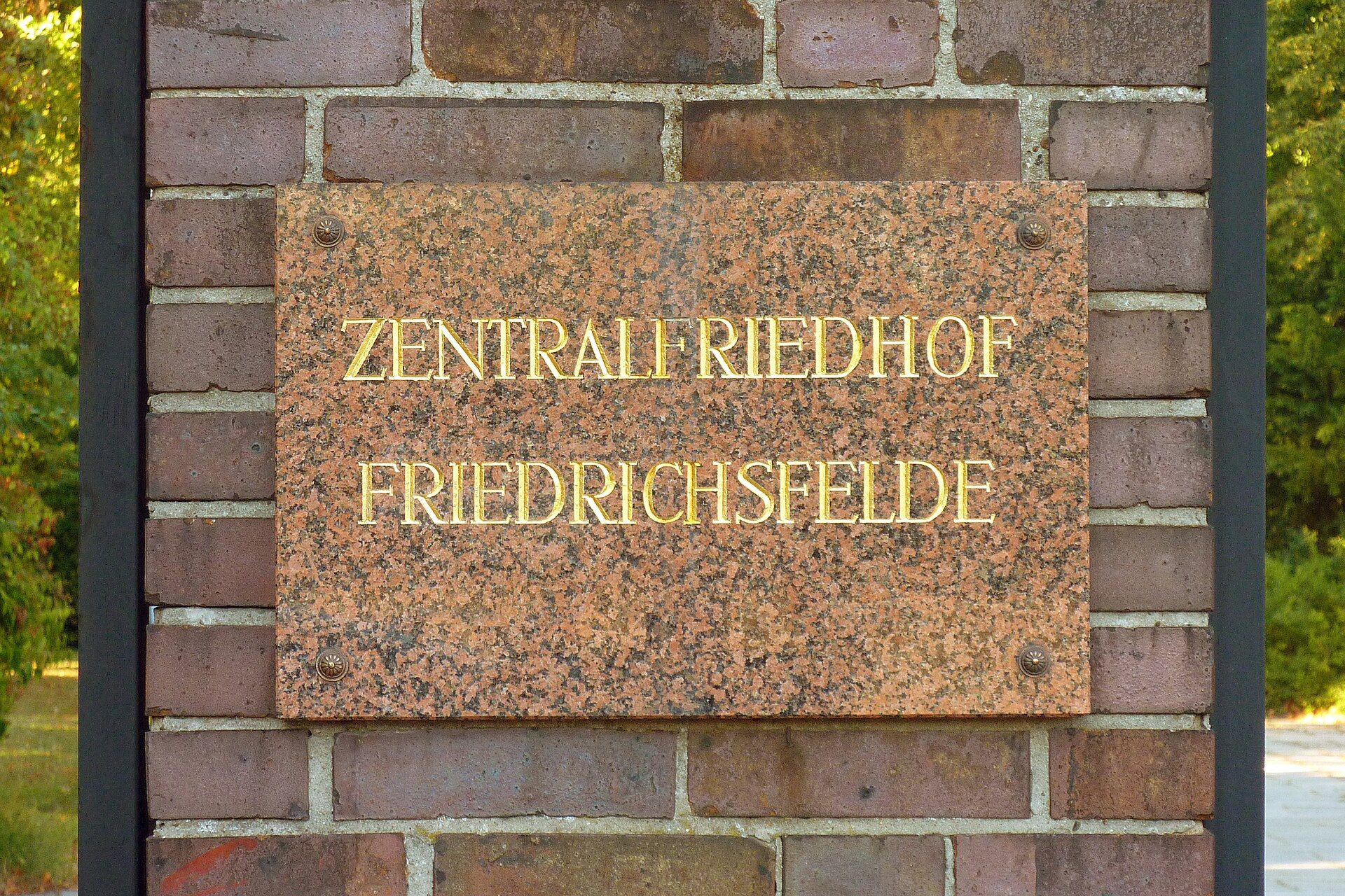Steintafel mit der Aufschrift Zentralfriedhof Friedrichsfelde am Eingang