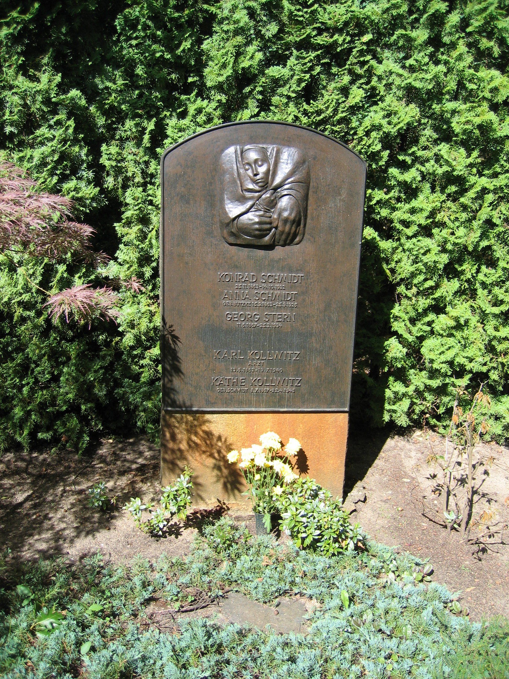 Familiengrab mit dem Namen Käthe Kollwitz auf dem Zentralfriedhof Friedrichsfelde
