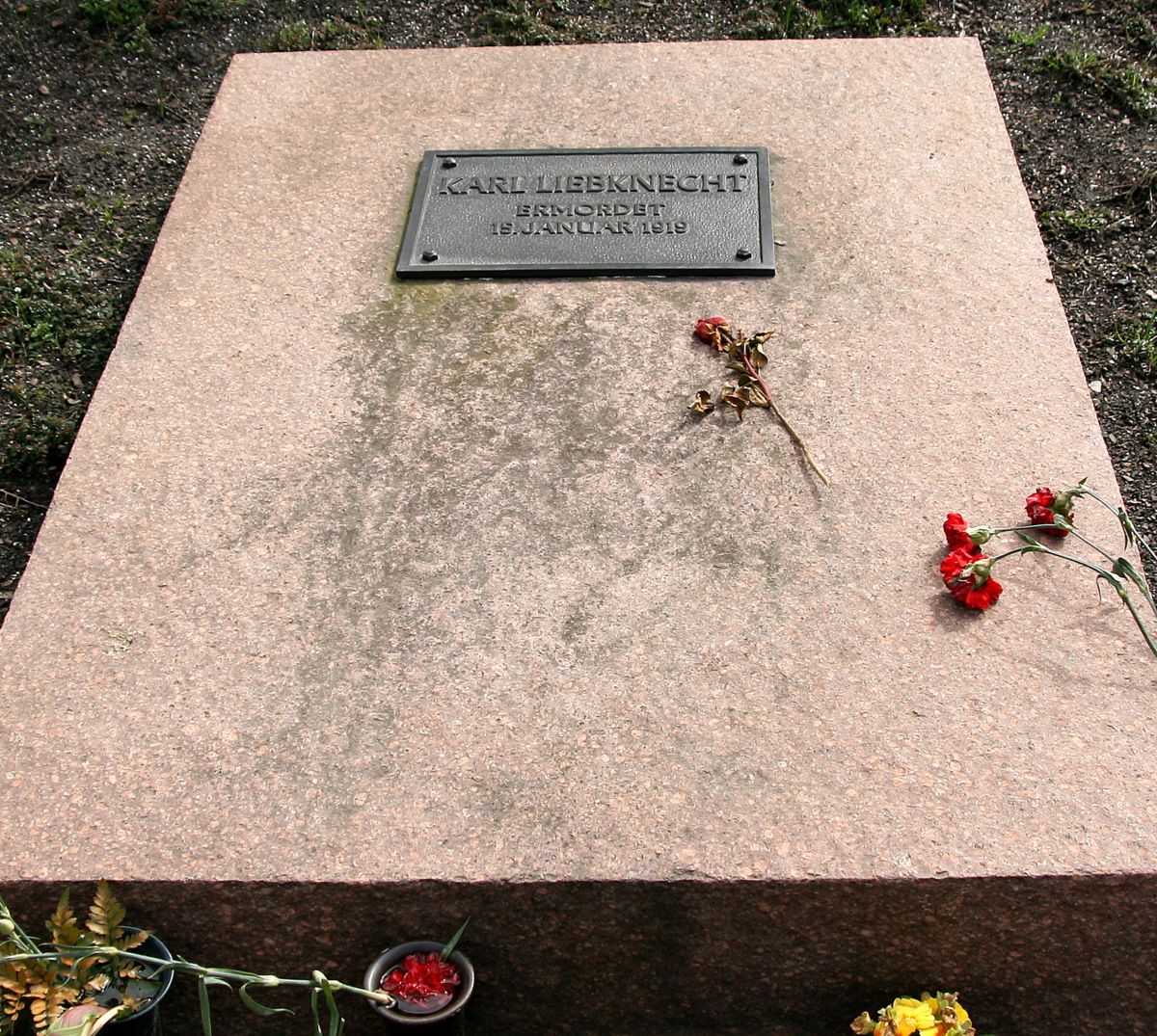Grabplatte von Karl Liebknecht in der Gedenkstätte der Sozialisten auf dem Zentralfriedhof Friedrichsfelde
