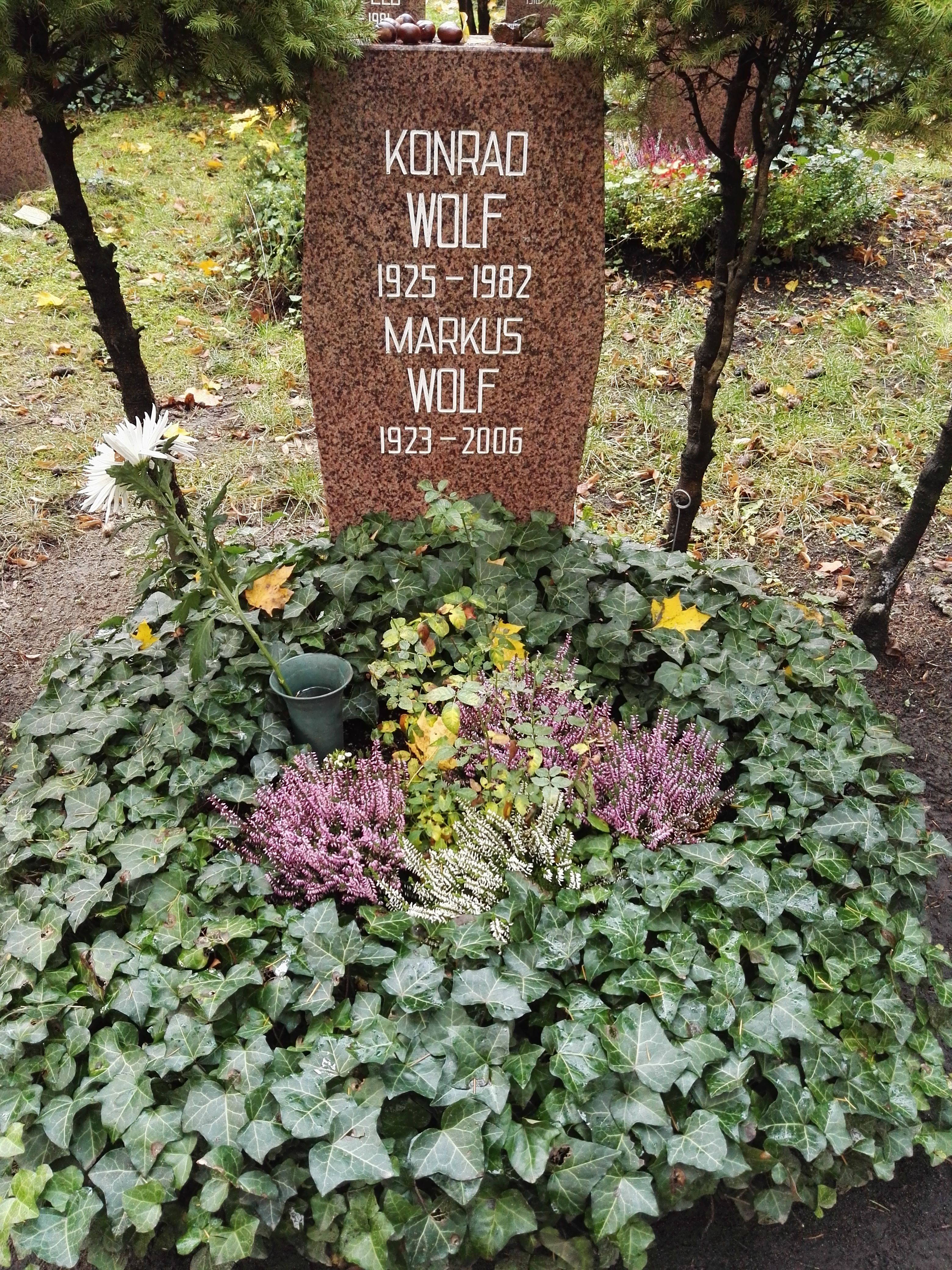 Gemeinsamer Grabstein von Konrad und Markus Wolf auf dem Zentralfriedhof Friedrichsfelde