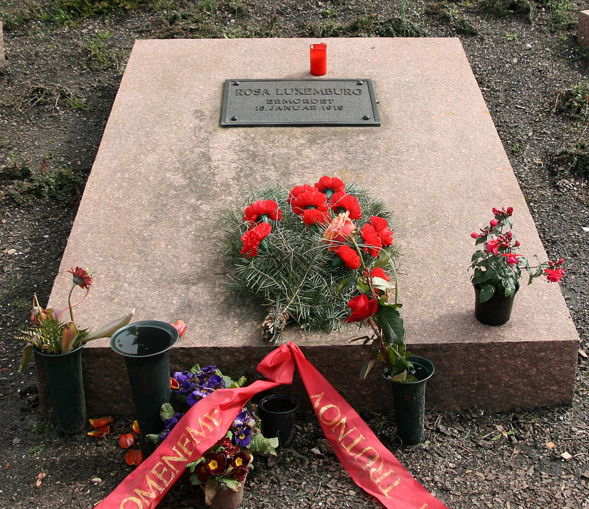 Grabplatte von Rosa Luxemburg in der Gedenkstätte der Sozialisten auf dem Zentralfriedhof Friedrichsfelde
