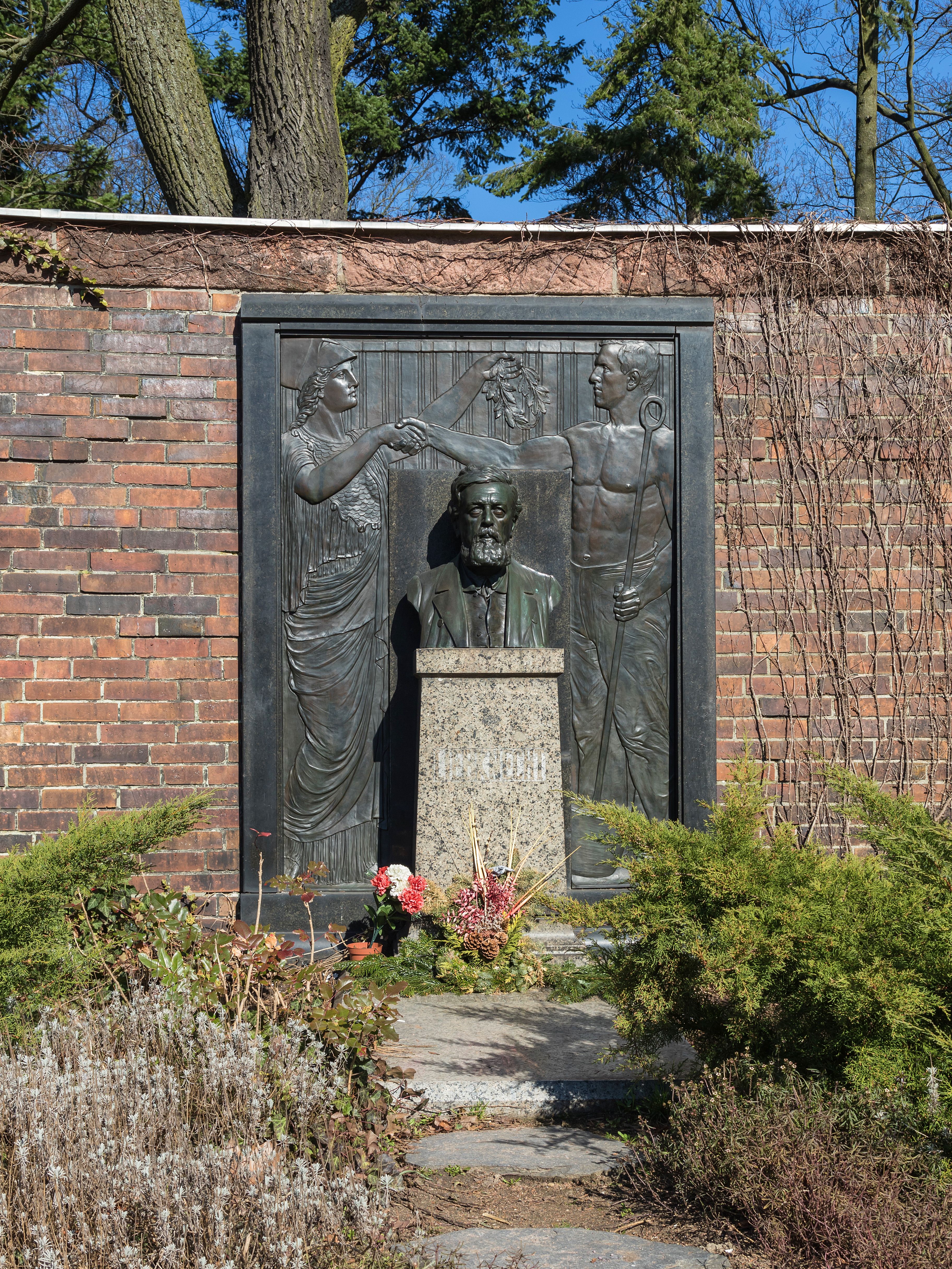 Grabstätte von Wilhelm Liebknecht in der Gedenkstätte der Sozialisten auf dem Zentralfriedhof Friedrichsfelde